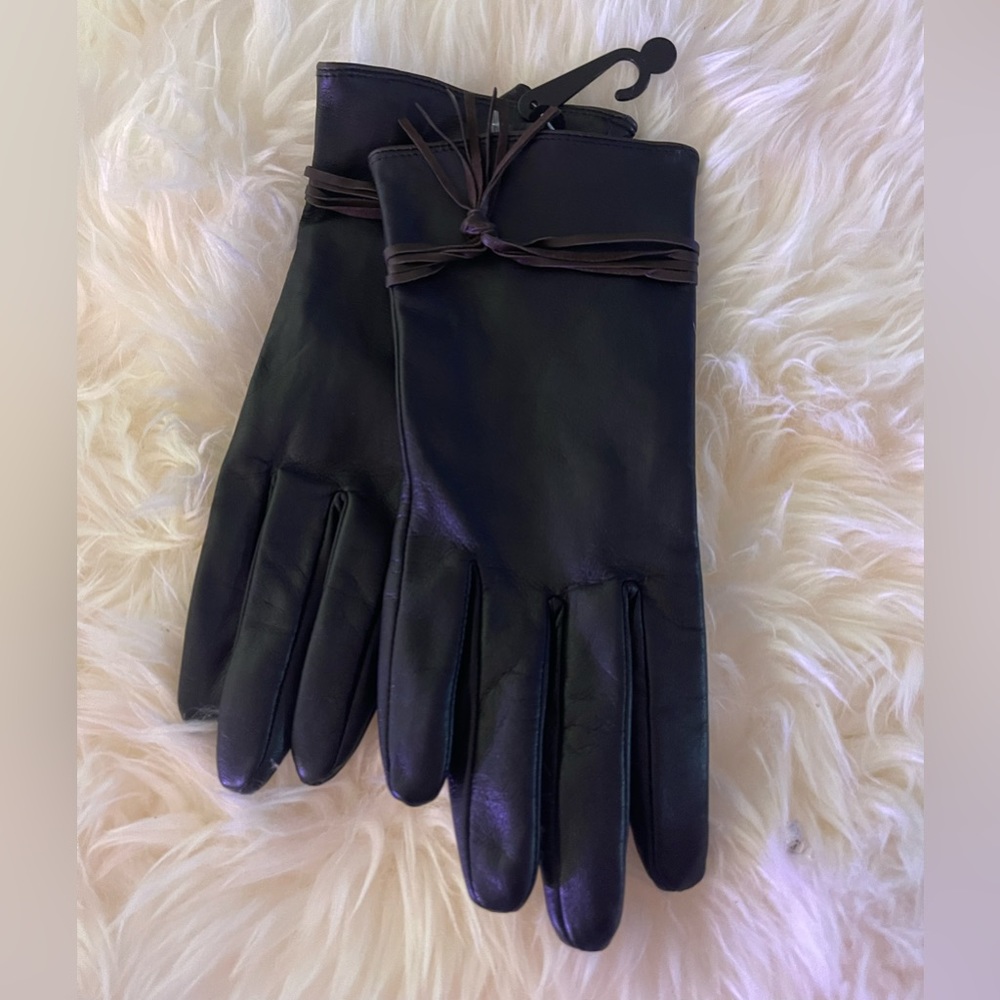 Cassandra Bartlett genuine leather gloves